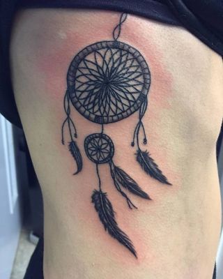  Tatouage attrape rêve en noir et gris sur les côtes